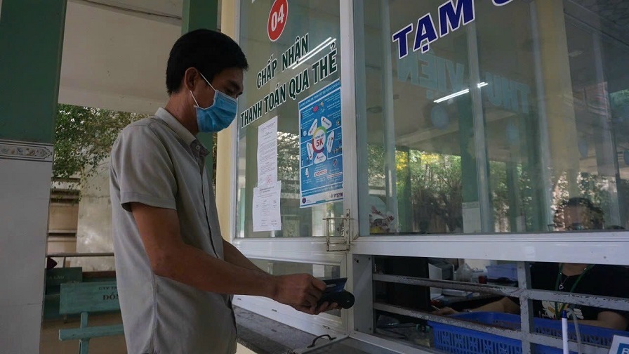 Các cơ sở y tế thực hiện công tác cải cách thủ tục hành chính trong khám chữa bệnh phục vụ cho người dân  (Ảnh: Thu Phương)