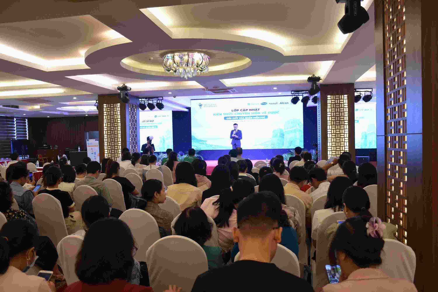 Toàn cảnh Lớp cập nhật kiến thức chuyên môn về dược