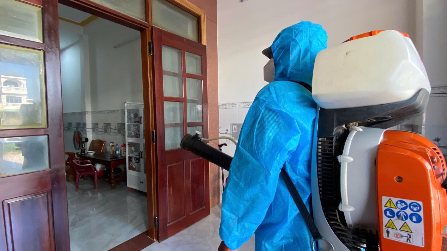 TTYT Tp. Quy Nhơn đẩy mạnh các biện pháp phòng chống SXH, phun hóa chất diệt muỗi SXH bằng máy vác vai tại hộ gia đình (Ảnh Nhất Tâm).