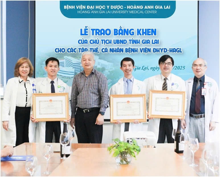 Giám đốc Sở Y tế Gia Lai Lê Quang Hùng trao bằng khen của Chủ tịch UBND tỉnh Gia Lai cho các cá nhân Bệnh viện Đại học Y Dược - Hoàng Anh Gia Lai. Ảnh: ĐVCC