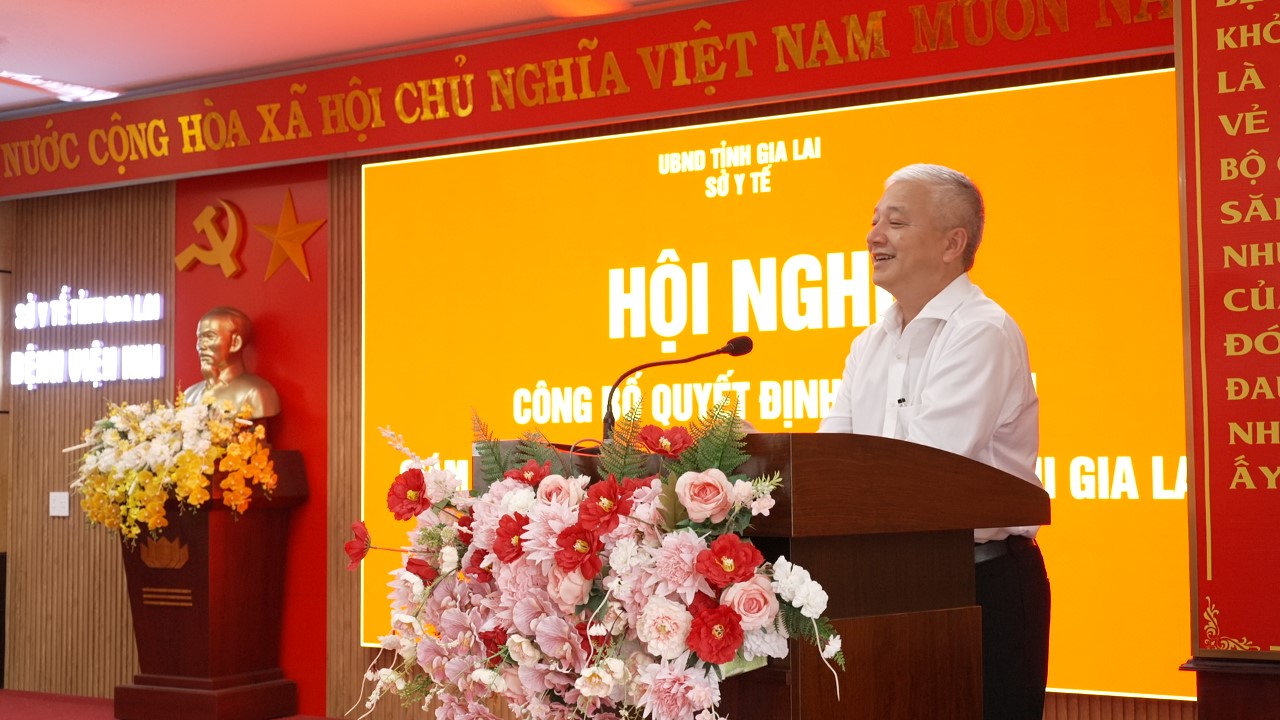 Ông Lê Quang Hùng, Tỉnh ủy viên, Giám đốc Sở Y tế phát biểu chỉ đạo tại Bệnh viện Nhi. Ảnh: Hồng Quý