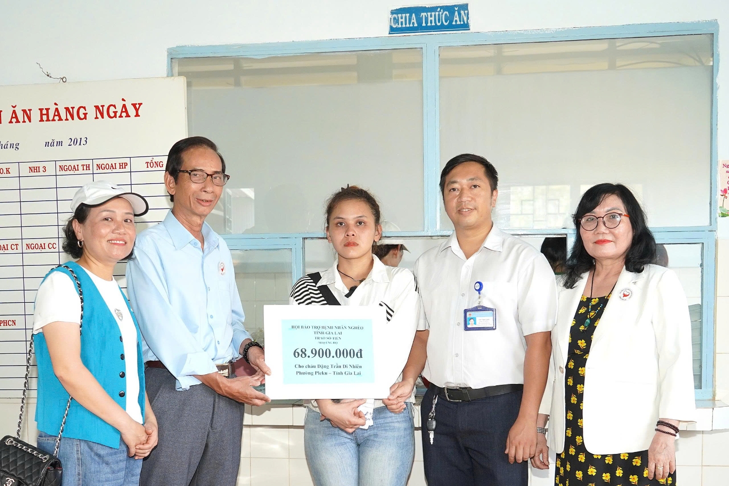 Hội Bảo trợ bệnh nhân nghèo tỉnh Gia Lai gặp và chia sẻ với mẹ Cháu Đặng Trần Di Nhiên.