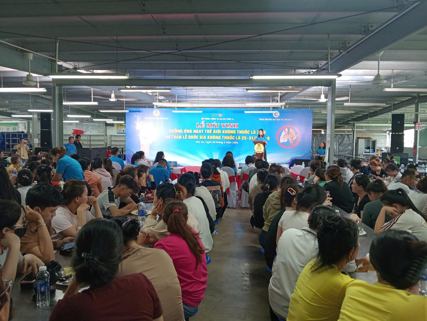 Toàn cảnh lễ mít tinh. (Ảnh Bích Thảo)