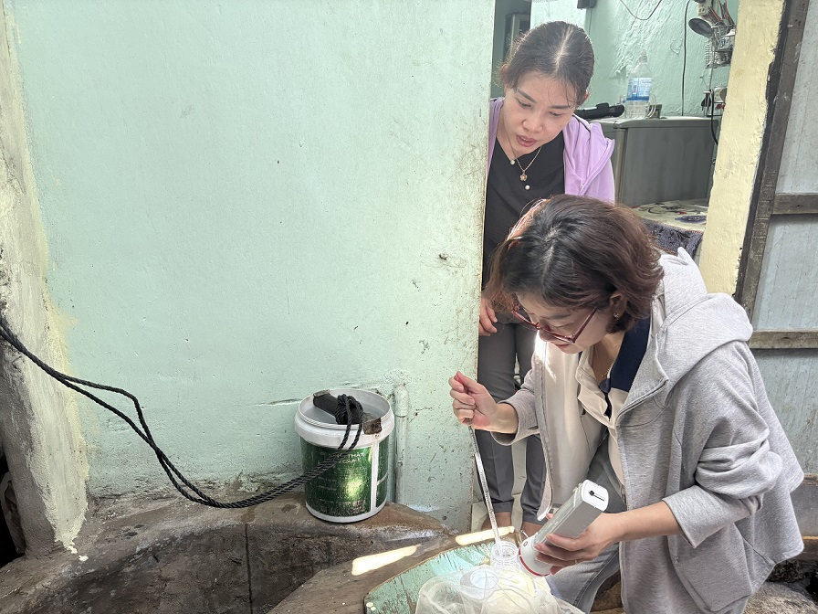 Đoàn Công tác Viện Vệ sinh Dịch tễ Tây Nguyên khảo sát thực địa tại một hộ gia đình ở khu phố 23, phường Quy Nhơn, tỉnh Gia Lai (Ảnh: Thu Phương)
