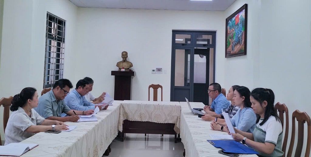 Đoàn kiểm tra giám sát làm việc tại Trung tâm Kiểm soát bệnh tật.