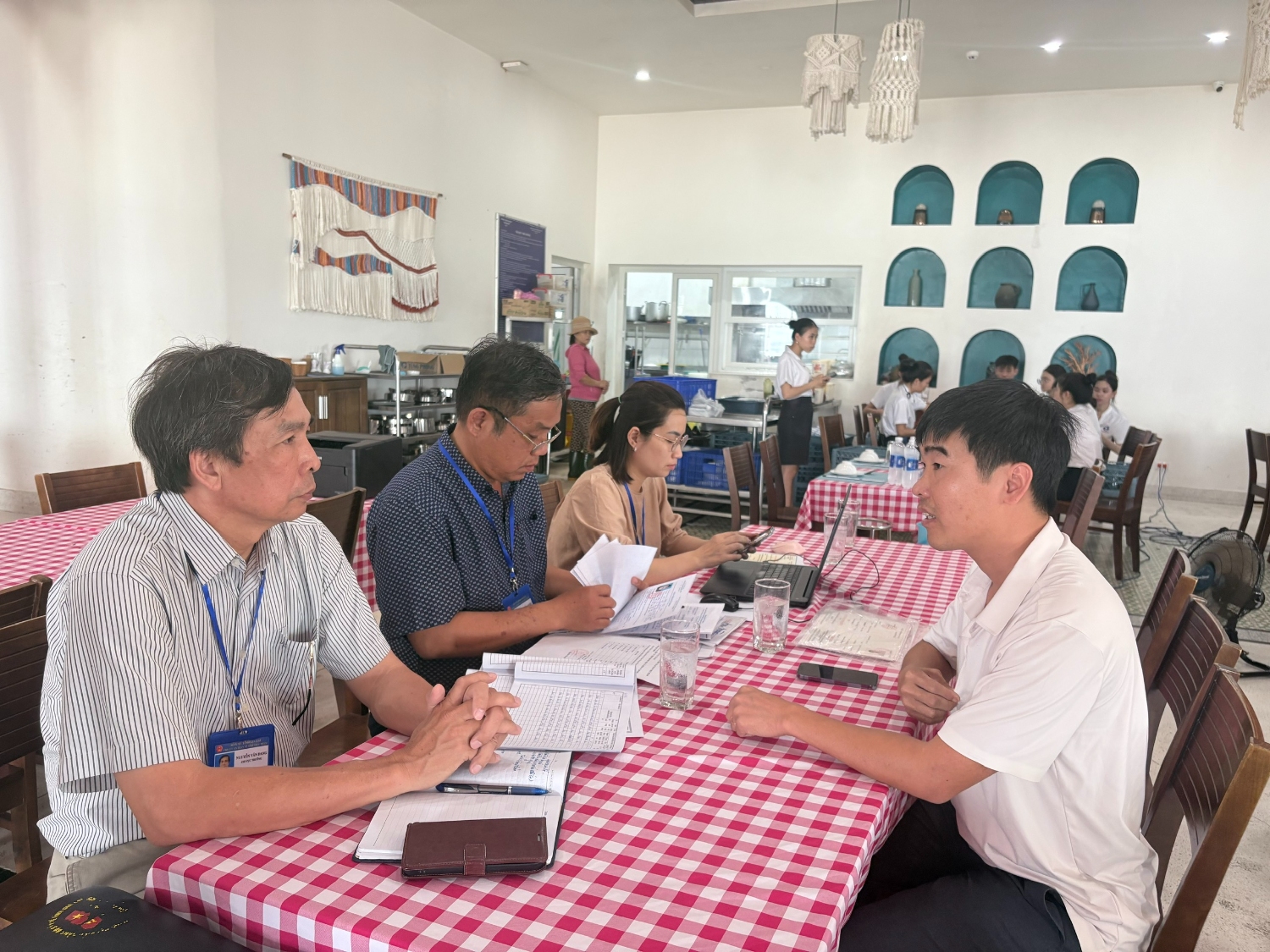 Quang cảnh buổi kiểm tra chuyên ngành an toàn thực phẩm tại Công ty TNHH Thương mại và Dịch vụ Hoàng Thao Quy Nhơn (Ảnh: Thu Phương)