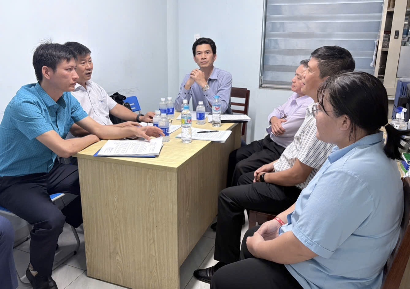 Đoàn Công tác Viện Vệ sinh Dịch tễ Tây Nguyên làm việc tại Cảng Quy Nhơn, tỉnh Gia Lai (Ảnh: Thu Phương)