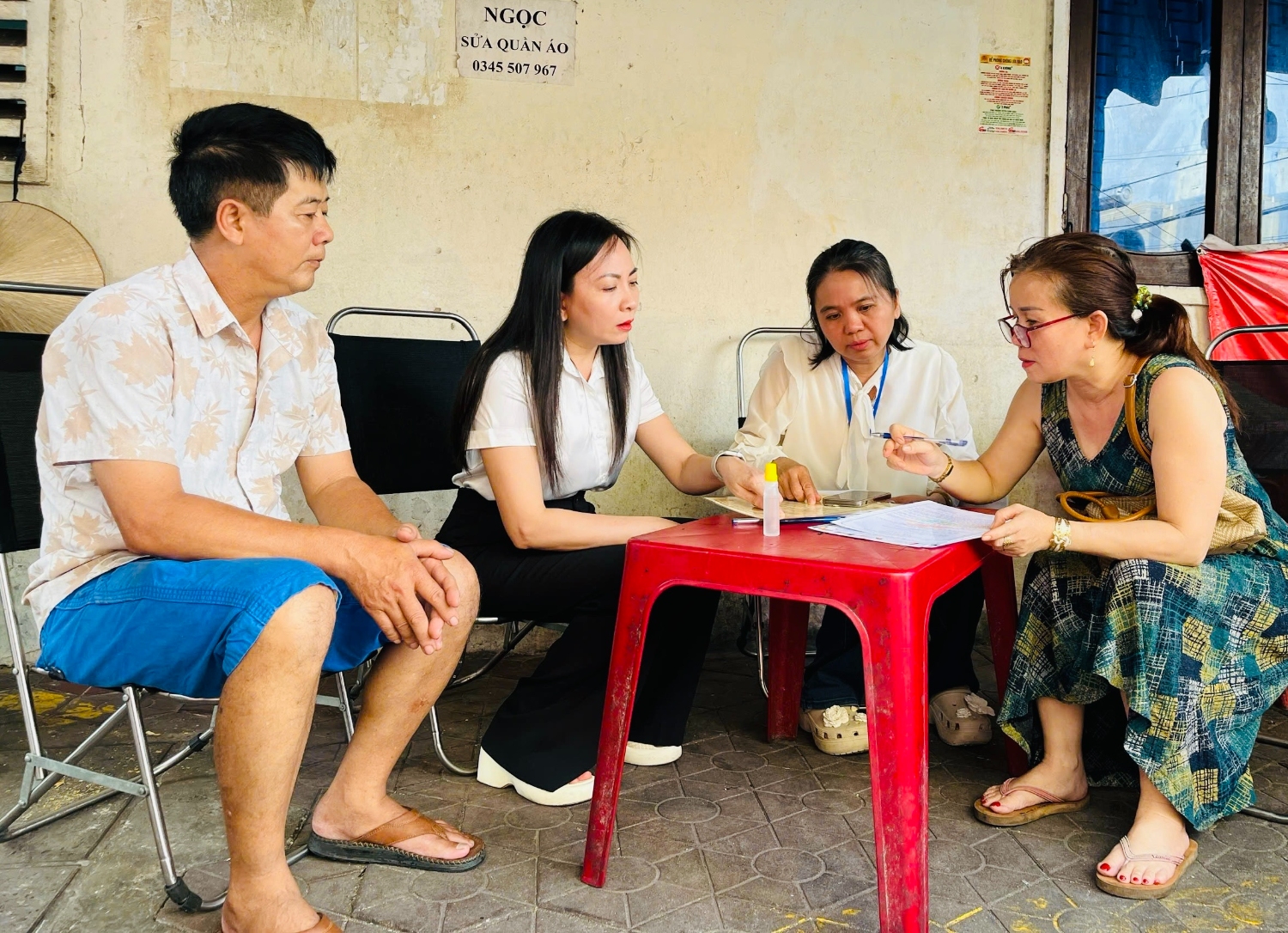 Đại diện Chi cục An toàn vệ sinh thực phẩm lấy mẫu tại cơ sở kinh doanh bánh mì.(Ảnh Bích Thảo)