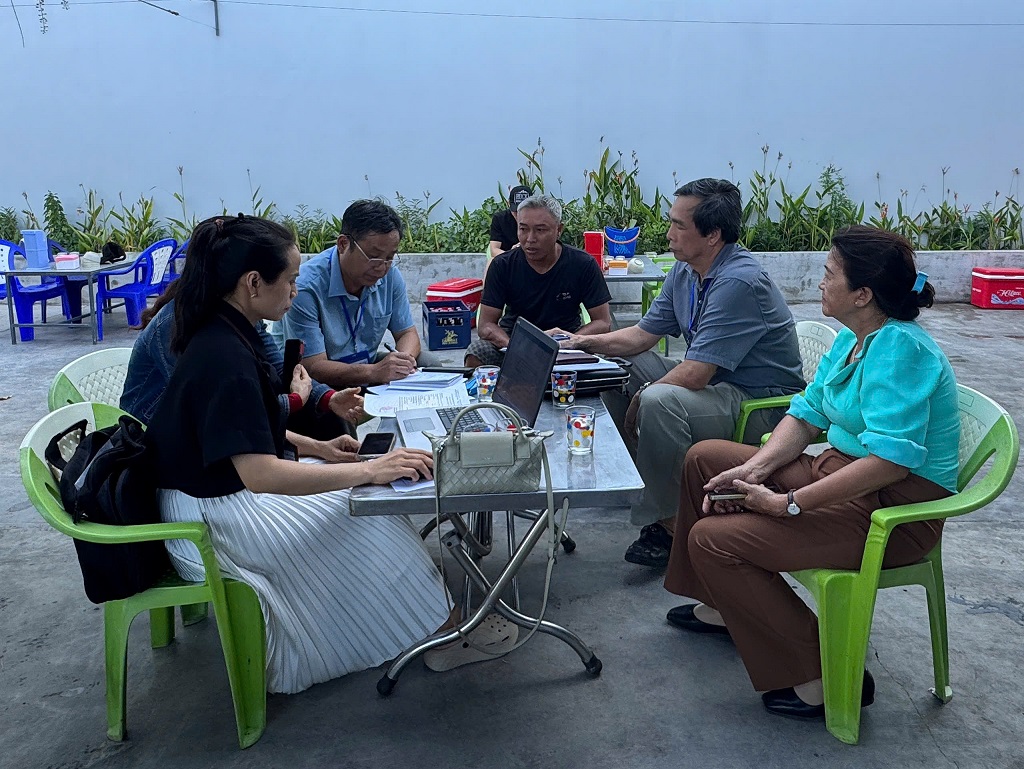 Đoàn kiểm tra chuyên ngành ATTP làm việc với chủ cơ sở kinh doanh. (Ảnh Bích Thảo)