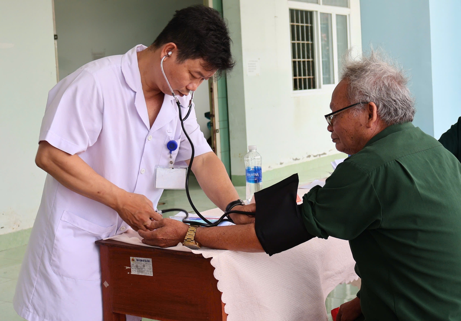 Các bác sĩ tiến hành kiểm tra thể trạng và đo huyết áp tại bàn tiếp đón. (ảnh: Bích Thảo)
