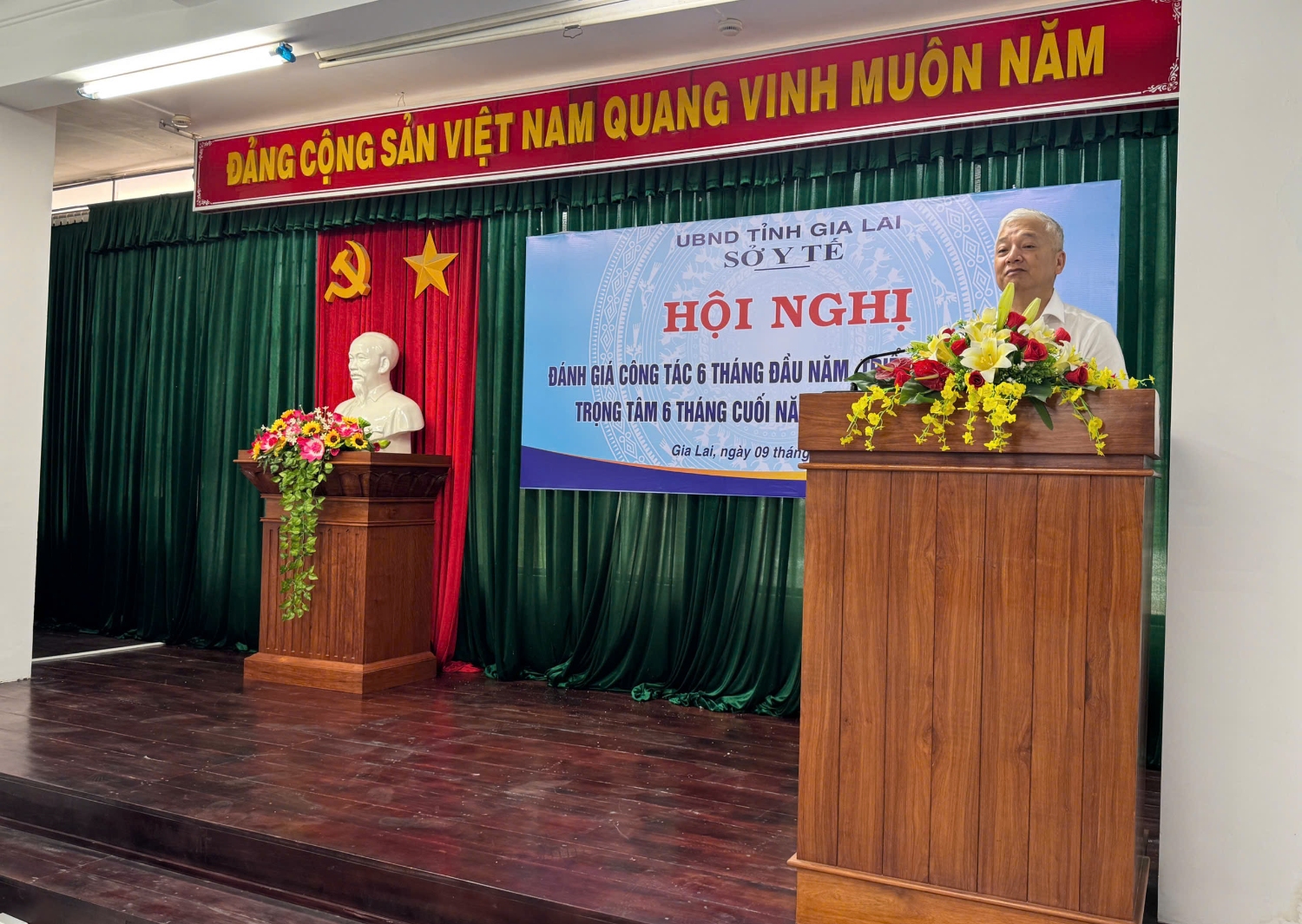 Đồng chí Lê Quang Hùng, Tỉnh ủy viên, Giám đốc Sở Y tế phát biểu khai mạc. (Ảnh Bích Thảo)