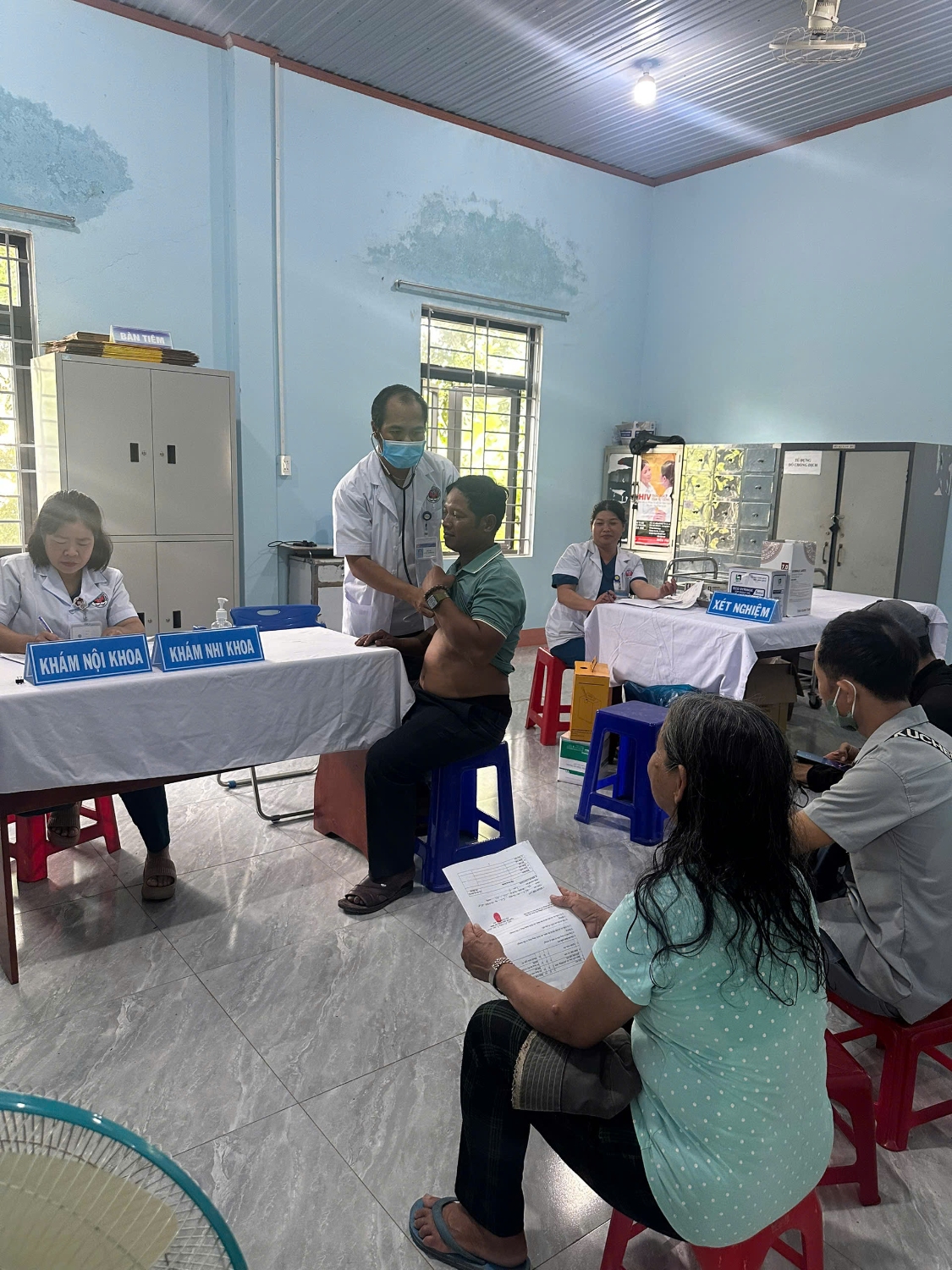 Bác sĩ Trung tâm Y tế Chư Prông thực hiện khám lâm sàng cho người dân trong chương trình khám sức khỏe định kỳ miễn phí tại xã Ia Púch.
