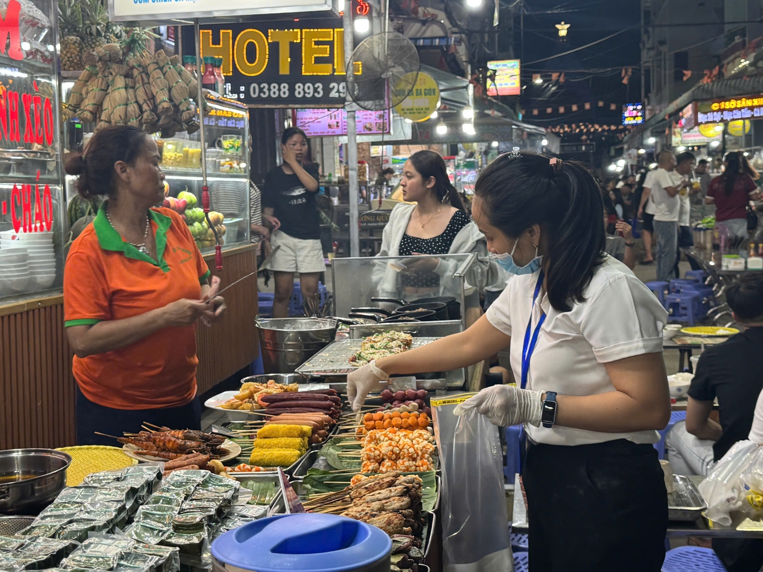 Đại diện Chi cục An toàn vệ sinh thực phẩm lấy mẫu tại cơ sở kinh doanh dịch vụ ăn uống. (Ảnh Bích Thảo)