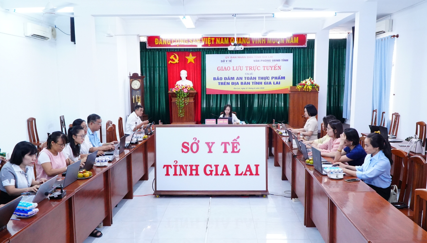 Toàn cảnh buổi giao lưu trực tuyến (Ảnh Thu Hiền)