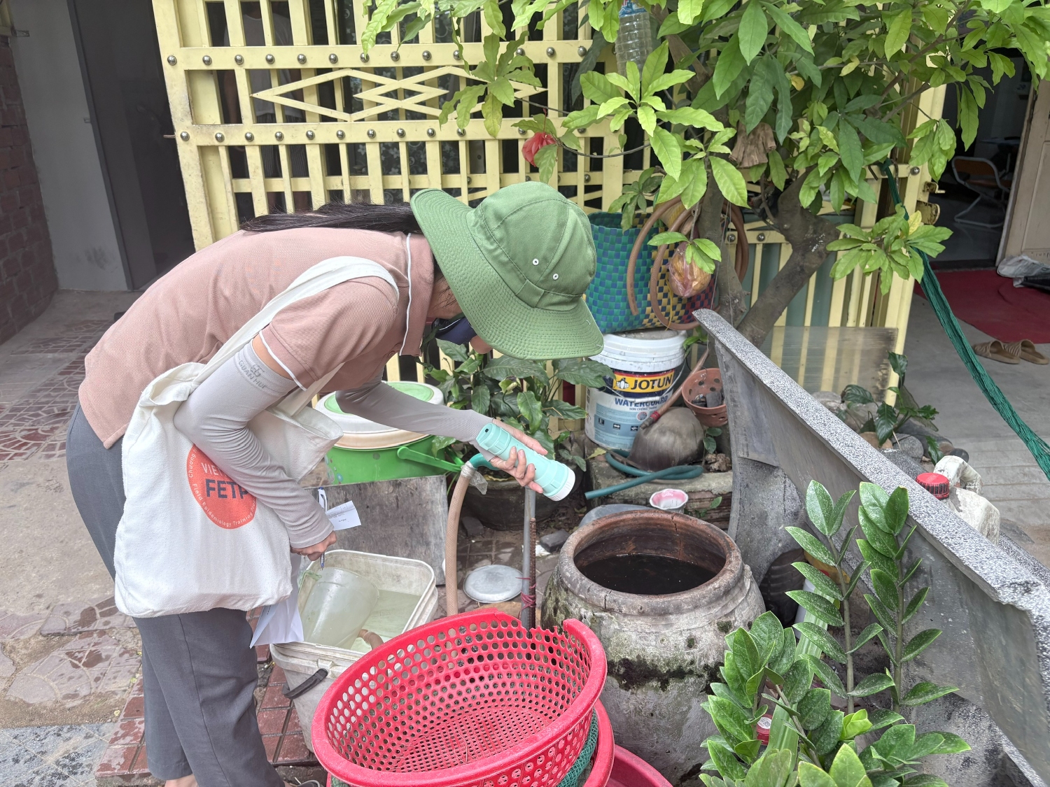Đoàn công tác của Trung tâm Kiểm soát bệnh tật tỉnh Gia Lai khảo sát thực địa tại một hộ dân thuộc phường Quy Nhơn Đông, tỉnh Gia Lai. (Ảnh: Thu Phương)