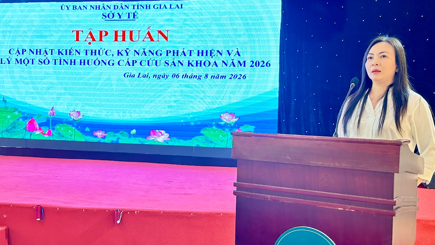 Bà Nguyễn Thị Tuyết Nhung - Phó Giám đốc Sở Y tế Gia Lai phát biểu khai mạc lớp Tập huấn cập nhật kiến thức, kỹ năng phát hiện và xử trí một số tình huống cấp cứu sản khoa năm 2026 (Ảnh: Thu Loan)