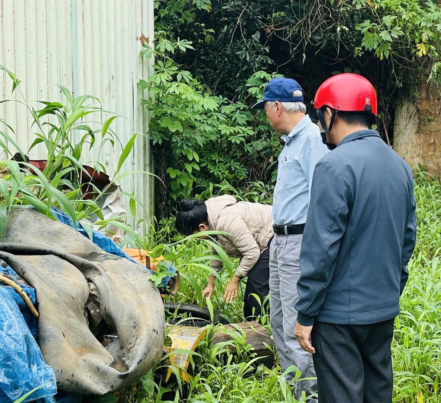 Ngành Y tế khuyến cáo mỗi gia đình dành ít nhất 10 phút mỗi tuần để kiểm tra, loại bỏ các dụng cụ đọng nước, diệt lăng quăngđể phòng bệnh sốt xuất huyết (Ảnh: Thu Loan)