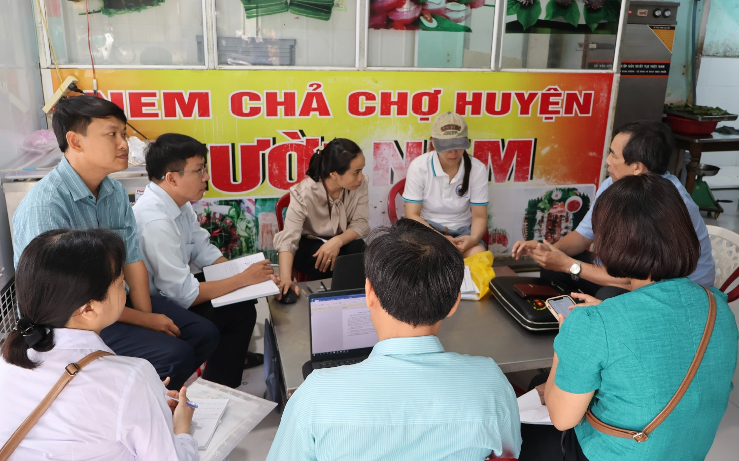 Đoàn kiểm tra liên ngành số 2 tỉnh Gia Lai làm việc với chủ cơ sở sản xuất, kinh doanh thực phẩm trên địa bàn phường An Khê.