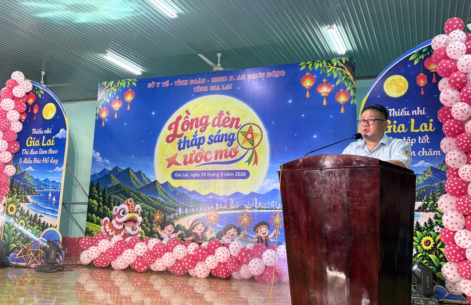 Anh Nguyễn Chí Hiếu, Phó Bí thư Đoàn thanh niên Cộng sản Hồ Chí Minh tỉnh Gia Lai đọc thư chúc mừng  Tết Trung thu của Tổng Bí thư, Chủ tịch nước Tô Lâm tại chương trình (Ảnh: Thu Phương)
