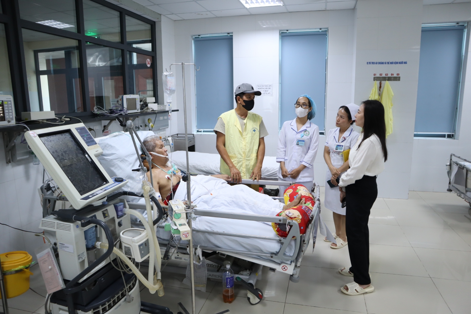 Đoàn công tác của Sở Y tế tỉnh Gia Lai đã kiểm tra công tác y tế tại Khoa Thần kinh – Đột quỵ của Bệnh viện Đa khoa Trung tâm Gia Lai (Ảnh: Thu Phương)