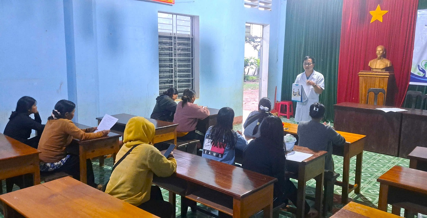 Cán bộ Trạm Y tế xã Kon Chiêng tuyên truyền, vận động phụ nữ mang thai sinh con tại cơ sở y tế.
