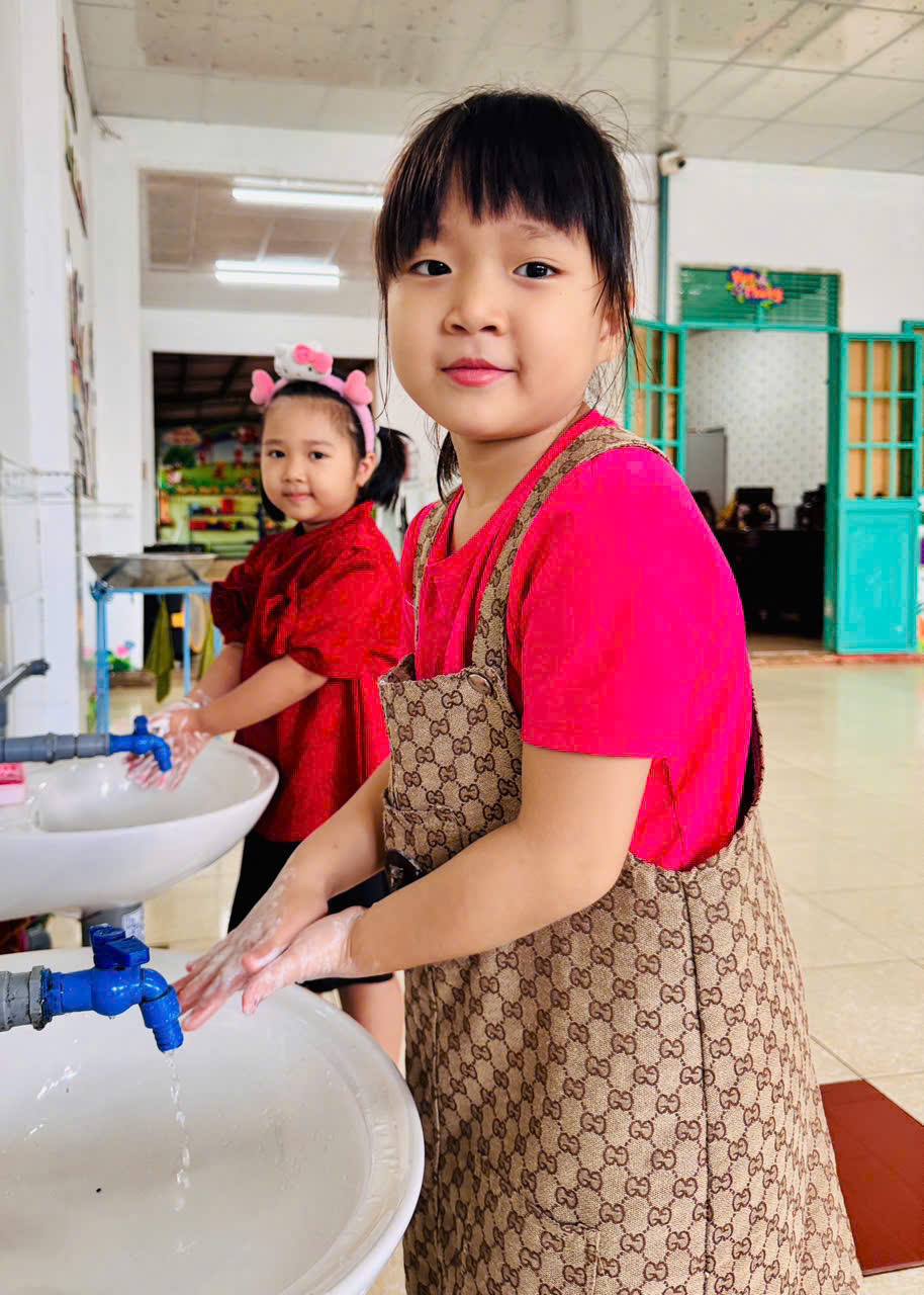 Các em nhỏ thực hành rửa tay bằng xà phòng đúng cách, góp phần hình thành thói quen vệ sinh và phòng ngừa bệnh tật.(Ảnh: Bích Thảo)