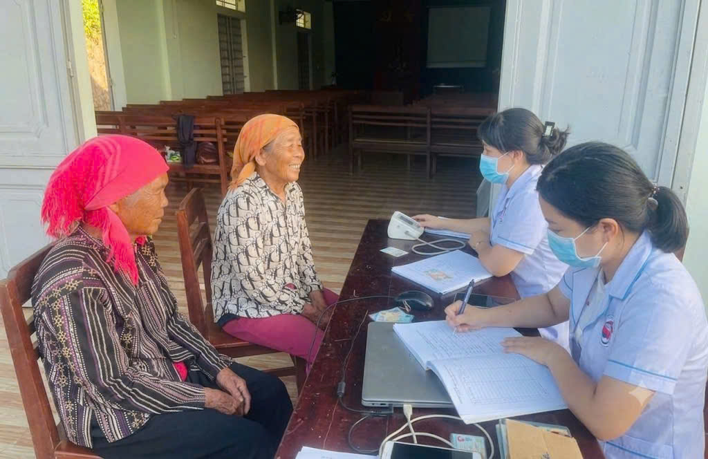 Trạm Y tế xã Ia Rsai khám, sàng lọc và phát hiện các bệnh tăng huyết áp, đái tháo đường, bệnh phổi tắc nghẽn mạn tính và hen phế quản cho người dân trên địa bàn.