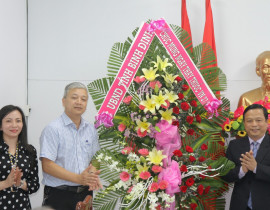 Nguyễn Tuấn Thanh - Phó Chủ tịch UBND tỉnh tặng hoa cho ngành Y tế nhân Ngày thầy thuốc Việt Nam.jpg
